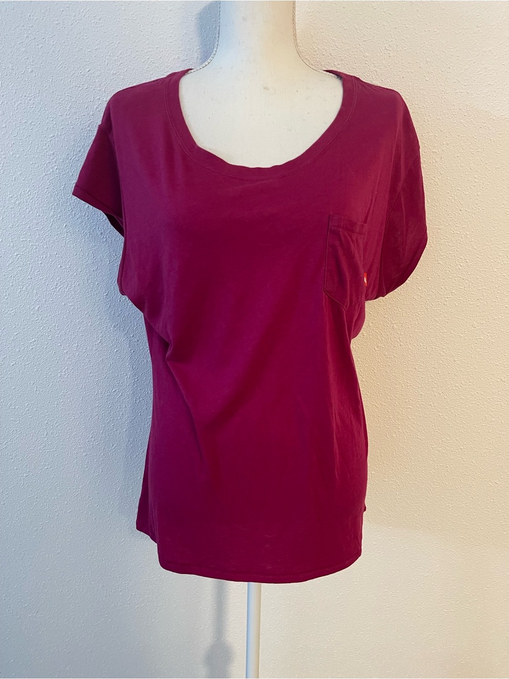 Nike large Women's Scoop Neck Pocket Tee -